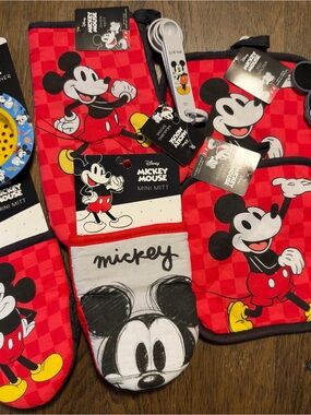 Red Kids Mini Mitt - Mickey Design